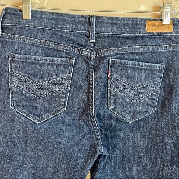 Levi’s Demi Curve Dark Wash Denim Capris - Picture 6 of 7